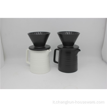 Set gocciolatore V60 in ceramica calda versa sopra caffè